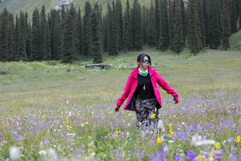 狼爪冲锋衣沙漠橙,伊犁那拉提旅游冲锋衣穿搭