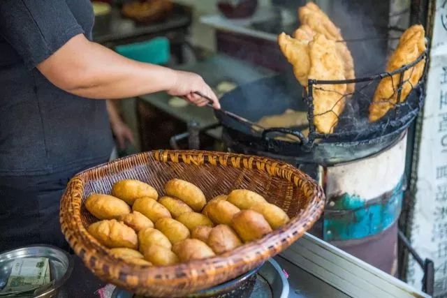 武汉:一碗热干面杀百鬼,一锅豆皮烫神仙