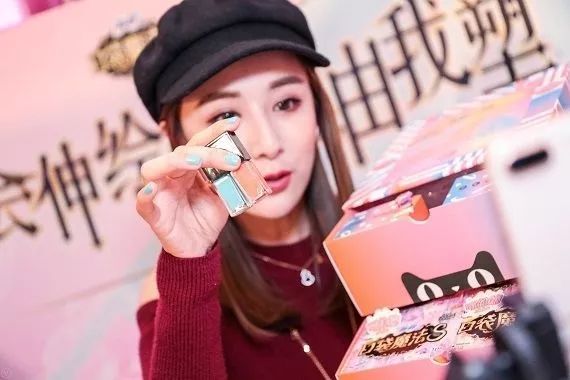 OMG李佳琦推荐的口红会结块?你真的要买它吗