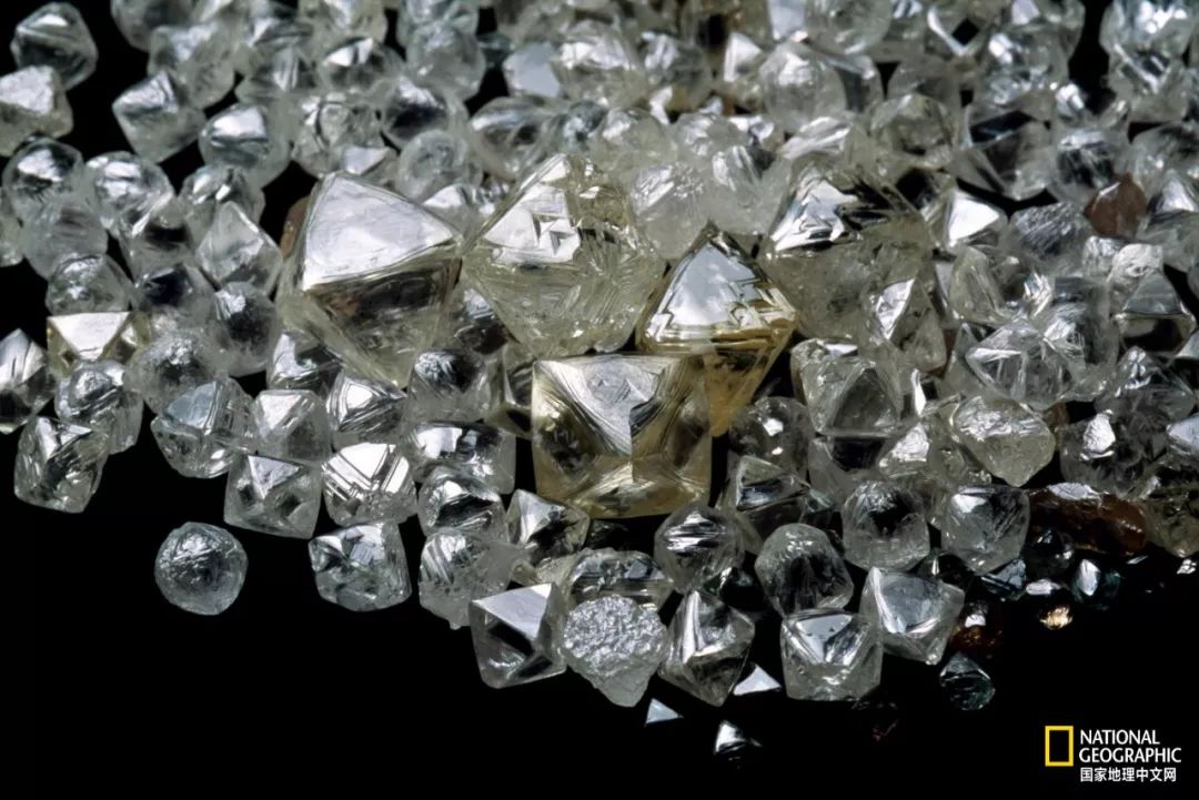 钻石有荧光不值钱 (钻石本来不值钱)