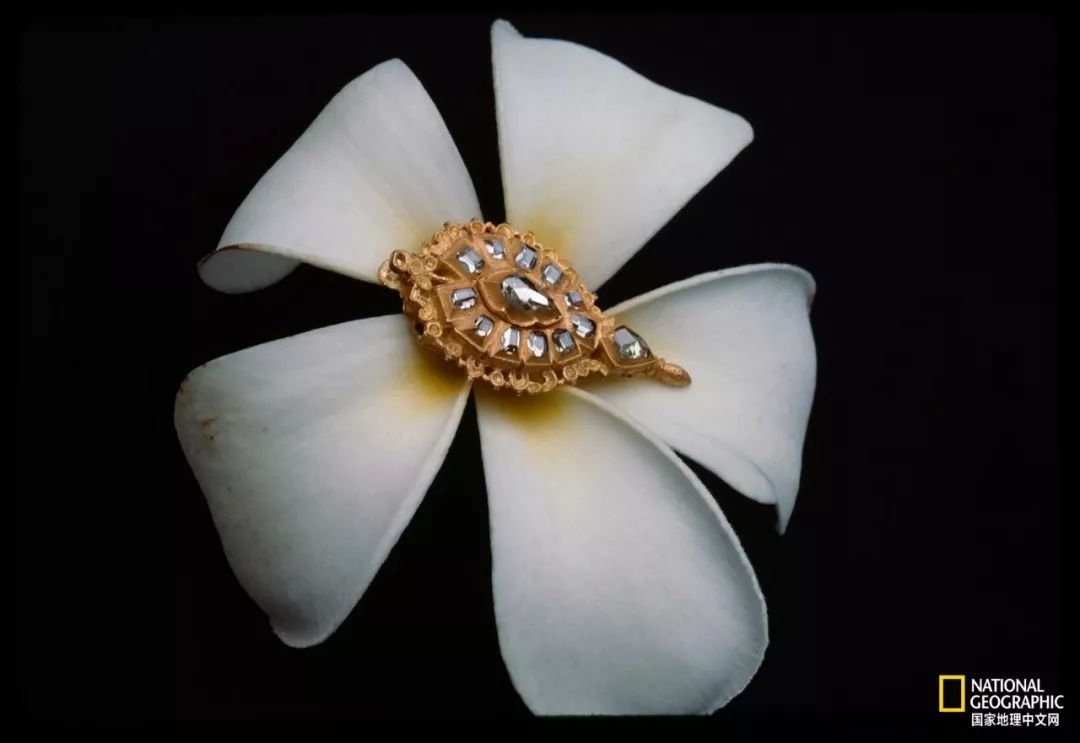 钻石有荧光不值钱 (钻石本来不值钱)