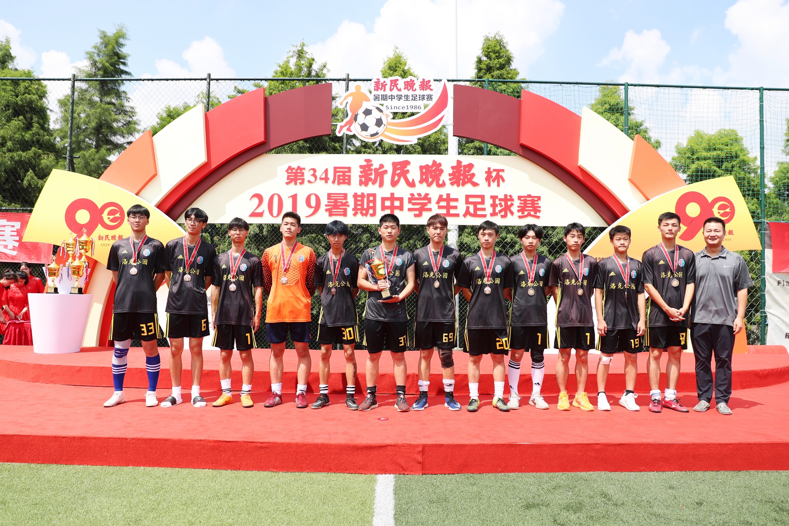 今天，上港有支“势不可挡战队”与小学生们来了一场足球PK