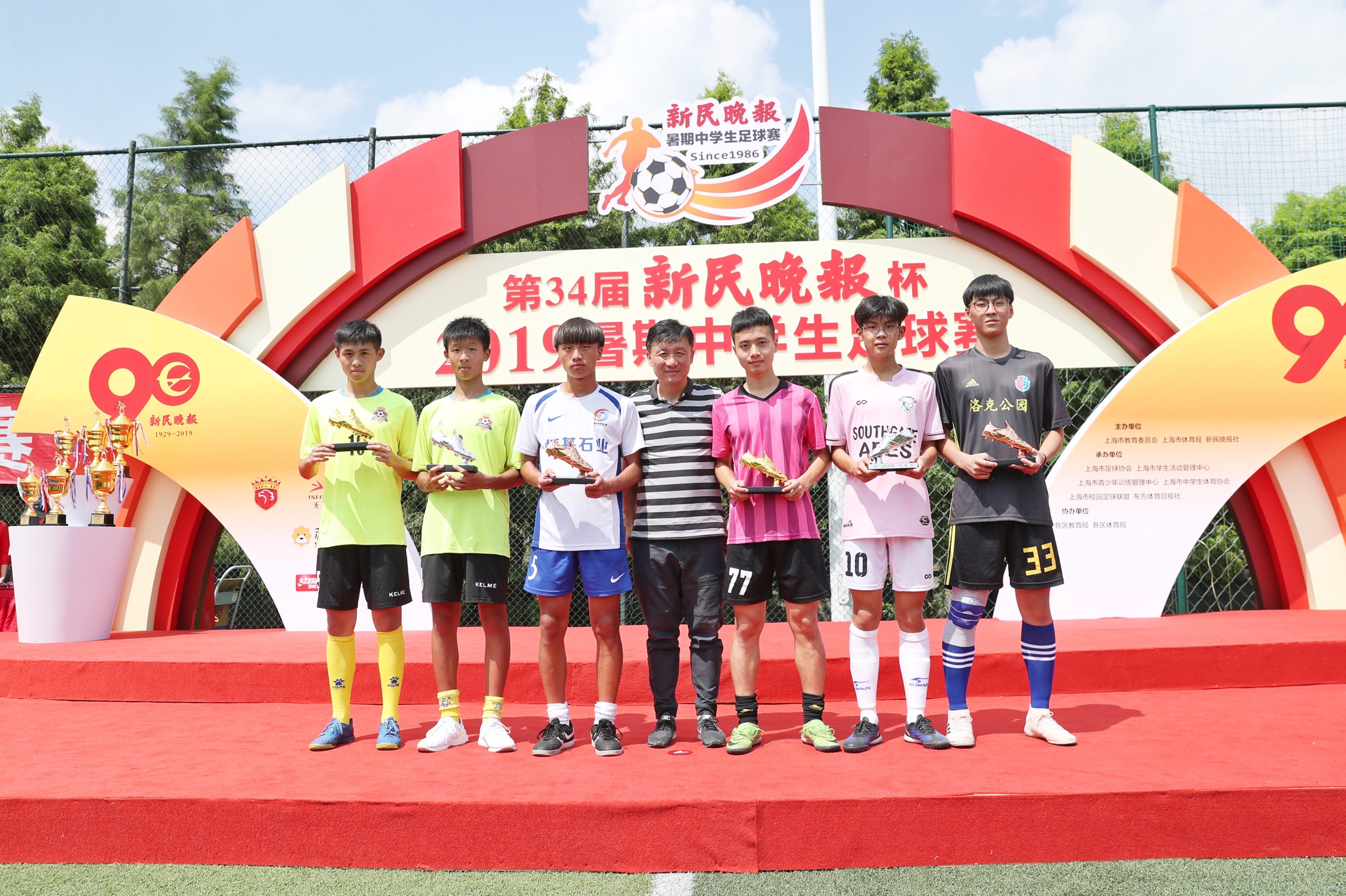 今天，上港有支“势不可挡战队”与小学生们来了一场足球PK