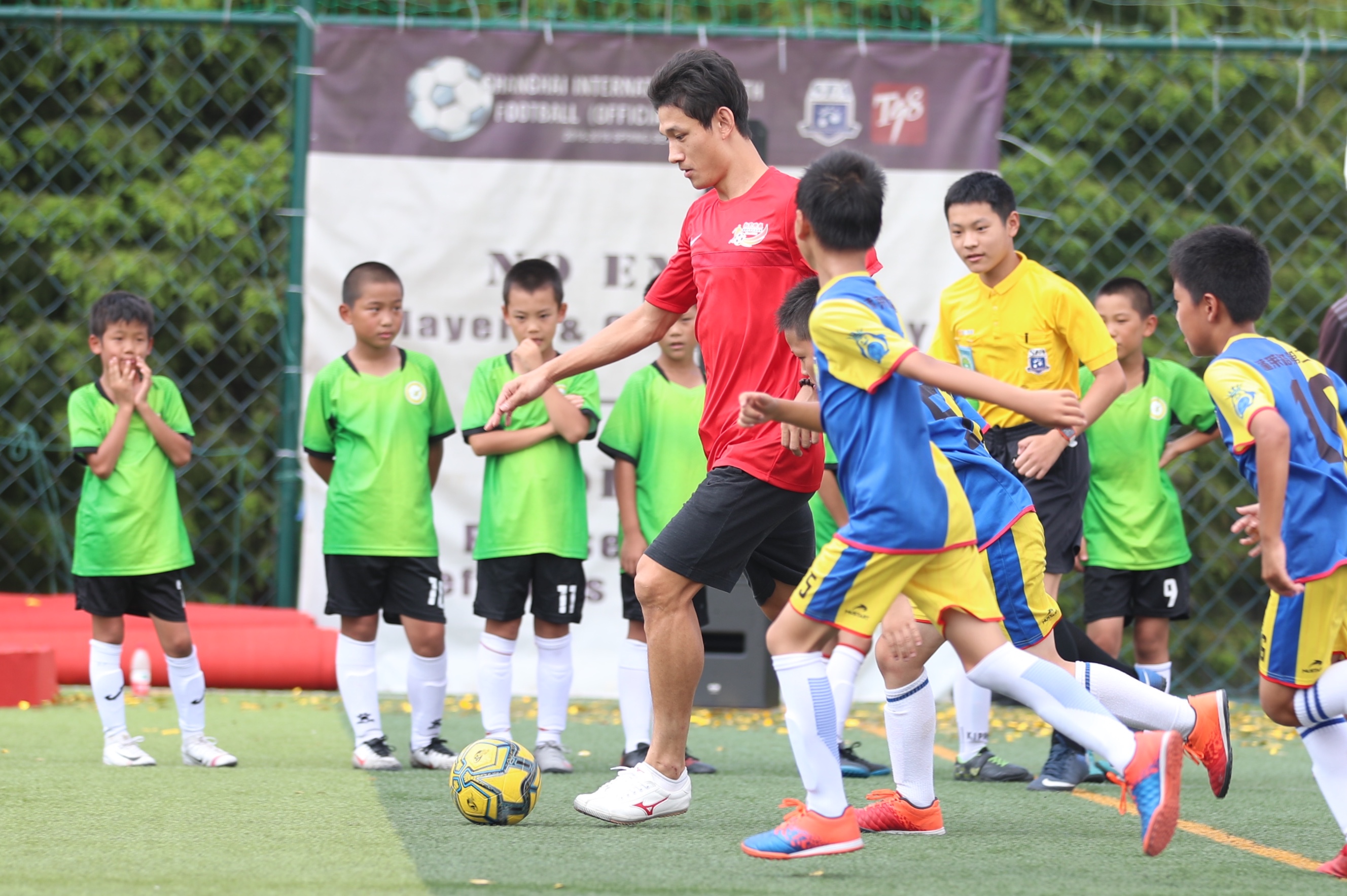 今天，上港有支“势不可挡战队”与小学生们来了一场足球PK