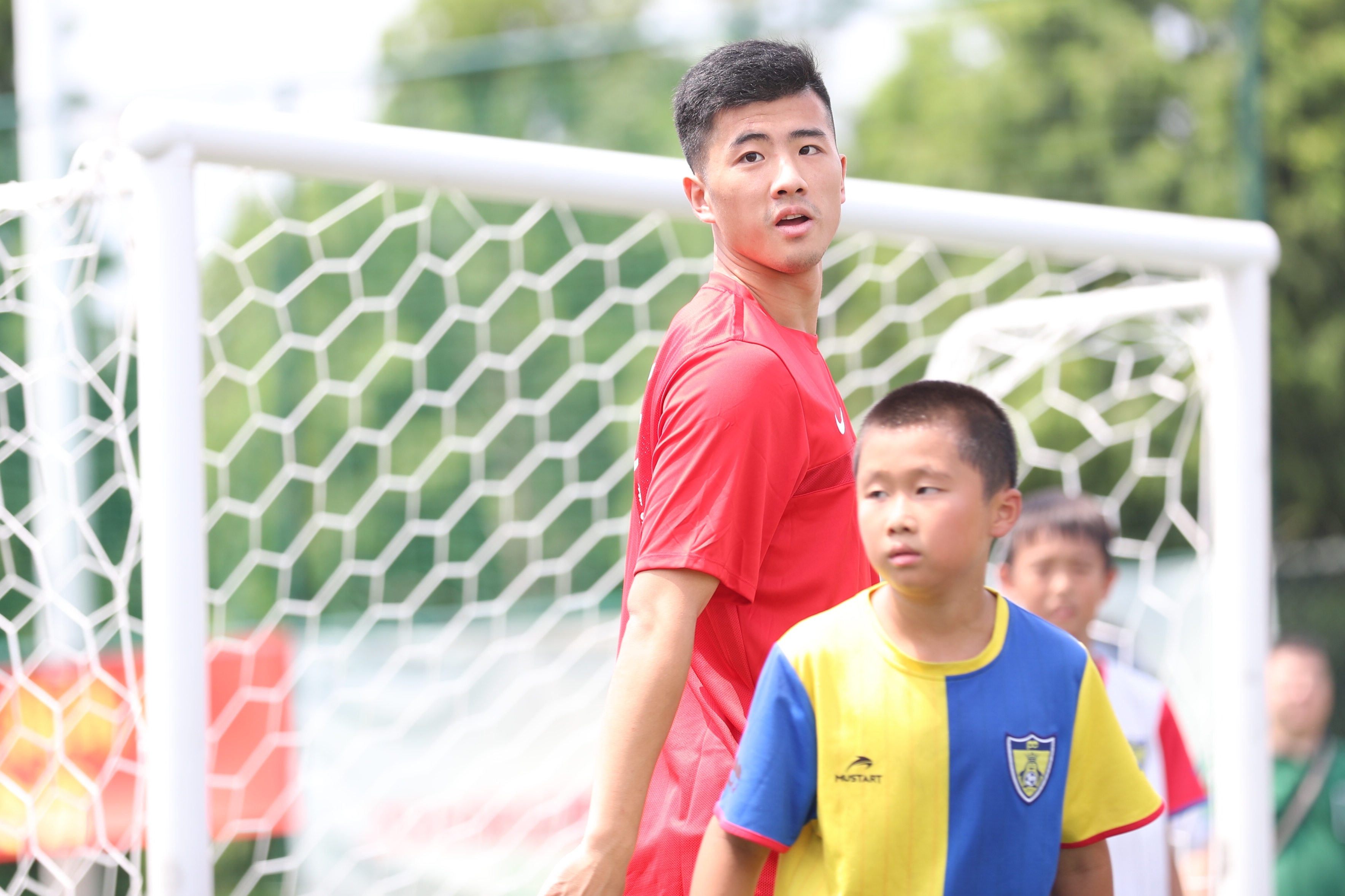今天，上港有支“势不可挡战队”与小学生们来了一场足球PK
