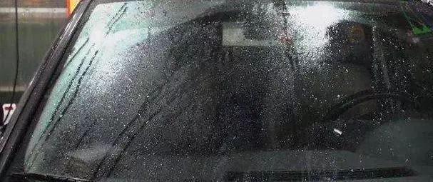 雨天汽车前挡玻璃内模糊怎么清理,前挡玻璃擦不到怎么办