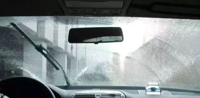 雨天汽车前挡玻璃内模糊怎么清理,前挡玻璃擦不到怎么办