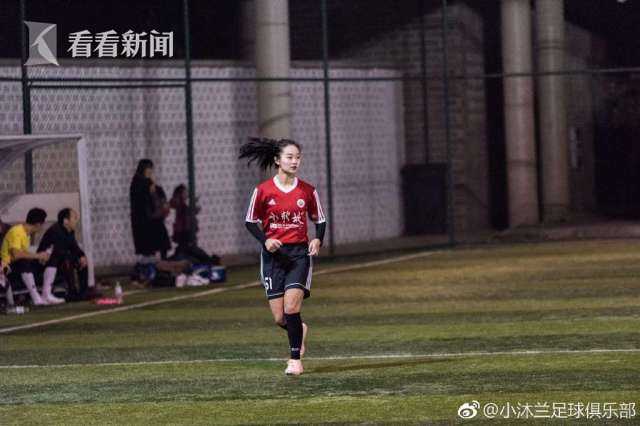 颜值不输球技成都球圈现“网红”女足专挑男足过招