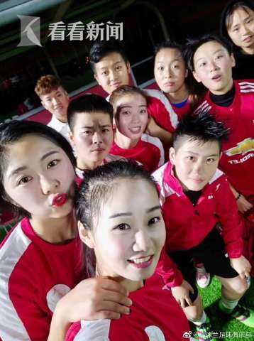 颜值不输球技成都球圈现“网红”女足专挑男足过招