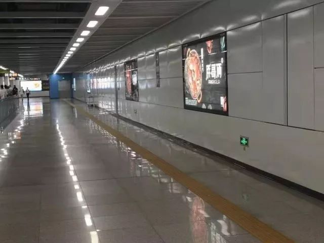 深圳地铁投放广告被举报,深圳地铁站雷人广告