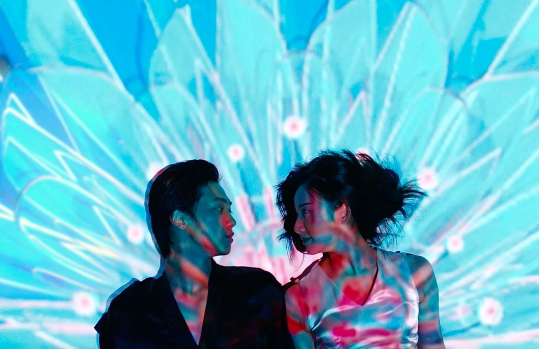 深圳地铁投放广告被举报,深圳地铁站雷人广告