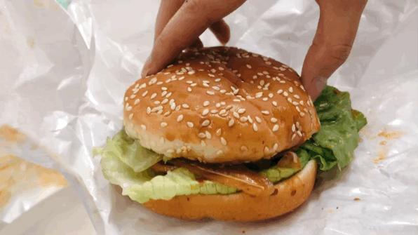 已实测！成都人吃了26年的廖记棒棒鸡开卖中式汉堡！10多块钱居然能买正版漫威...这一波跨界骚操作你打几分？