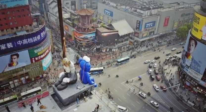 已实测！成都人吃了26年的廖记棒棒鸡开卖中式汉堡！10多块钱居然能买正版漫威...这一波跨界骚操作你打几分？