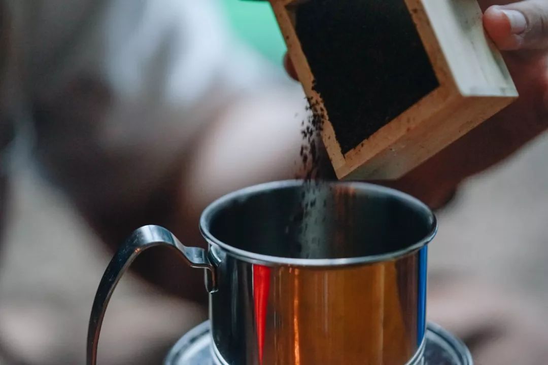 网购越南土特产|炼奶冰咖法包猪肝酱扎肉春卷虾片，一个下午茶全都拥有