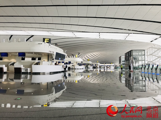 「瓣瓣同心·协同五年谱新篇」记者探访大兴国际机场航站楼:精巧设计让乘机更便捷
