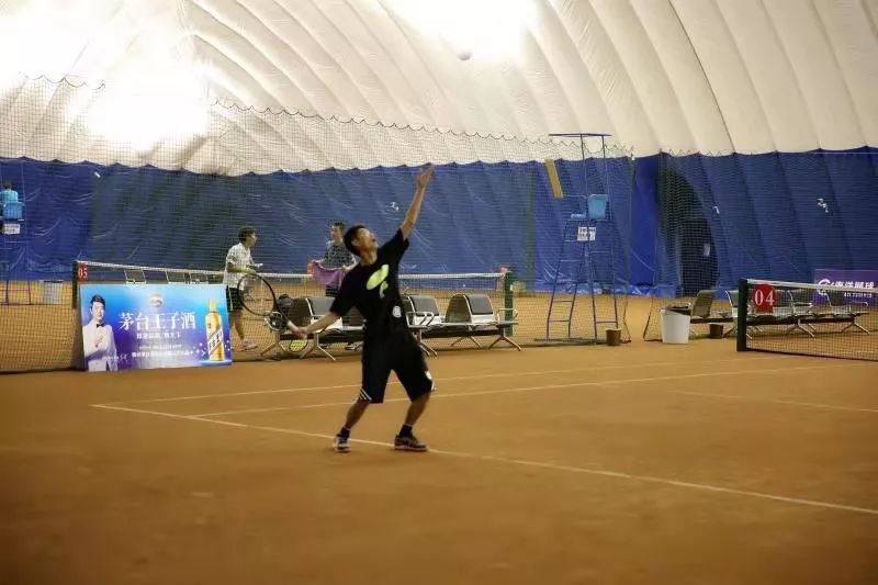 *土稀**之城广聚网球健将草原钢都上演精彩对决