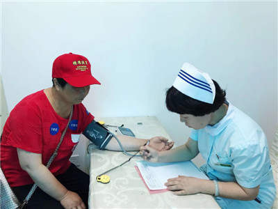 扶贫村义诊活动,县医院组织开展扶贫义诊活动