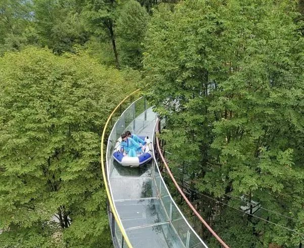 这里好好耍~周末到药王谷玩大人的摇摇船、玻璃水滑道、高空情侣桥、爱的丛林飞越……