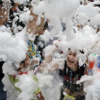 这里好好耍~周末到药王谷玩大人的摇摇船、玻璃水滑道、高空情侣桥、爱的丛林飞越……