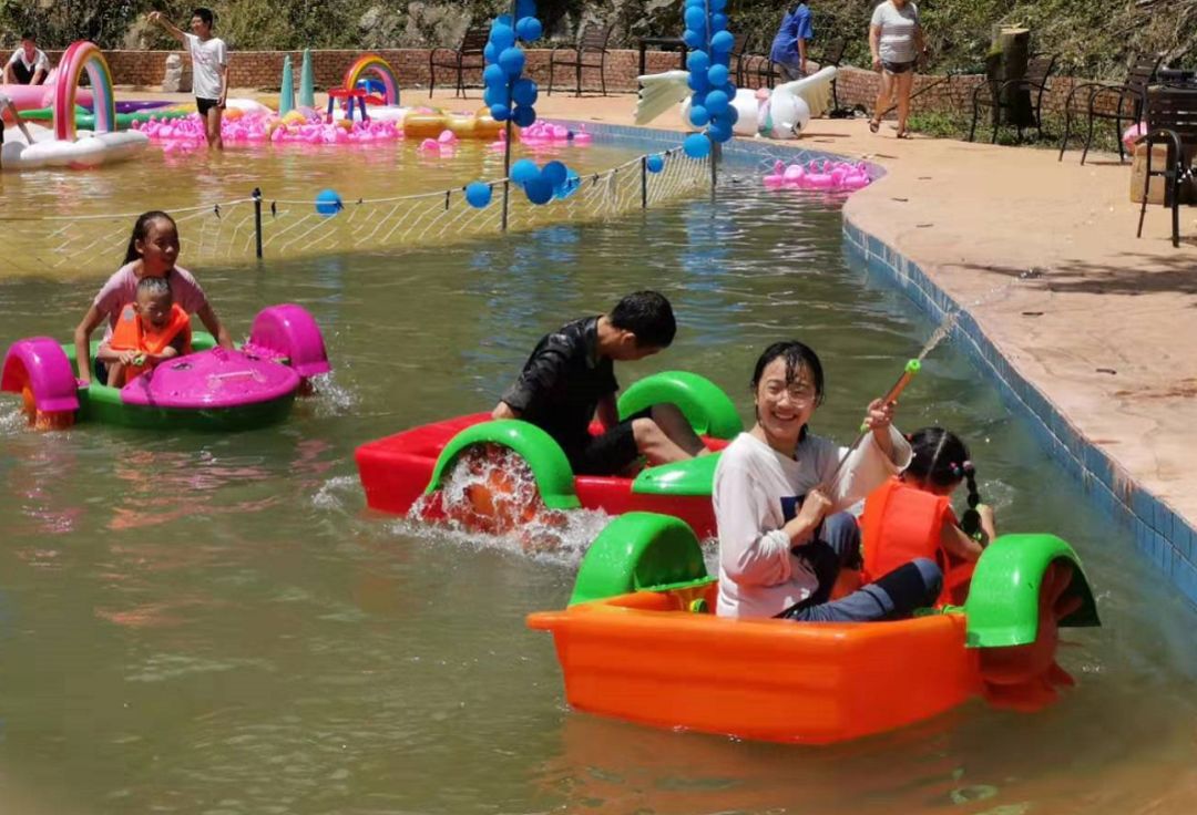 这里好好耍~周末到药王谷玩大人的摇摇船、玻璃水滑道、高空情侣桥、爱的丛林飞越……