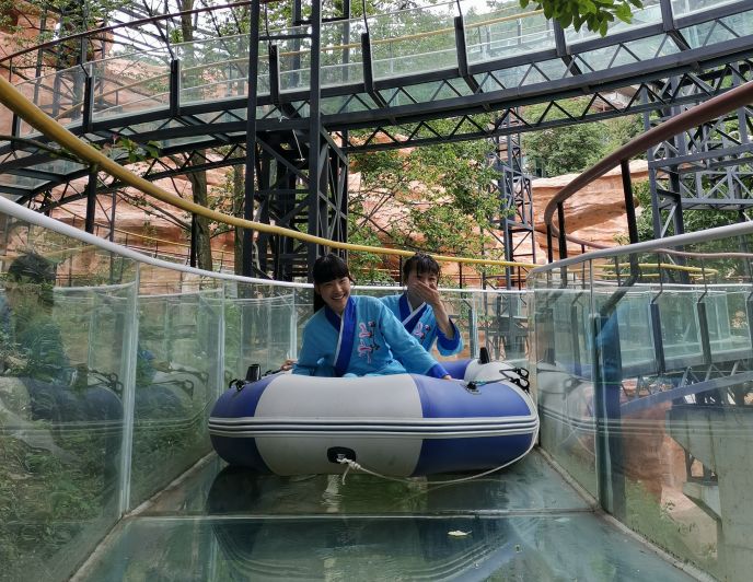 这里好好耍~周末到药王谷玩大人的摇摇船、玻璃水滑道、高空情侣桥、爱的丛林飞越……