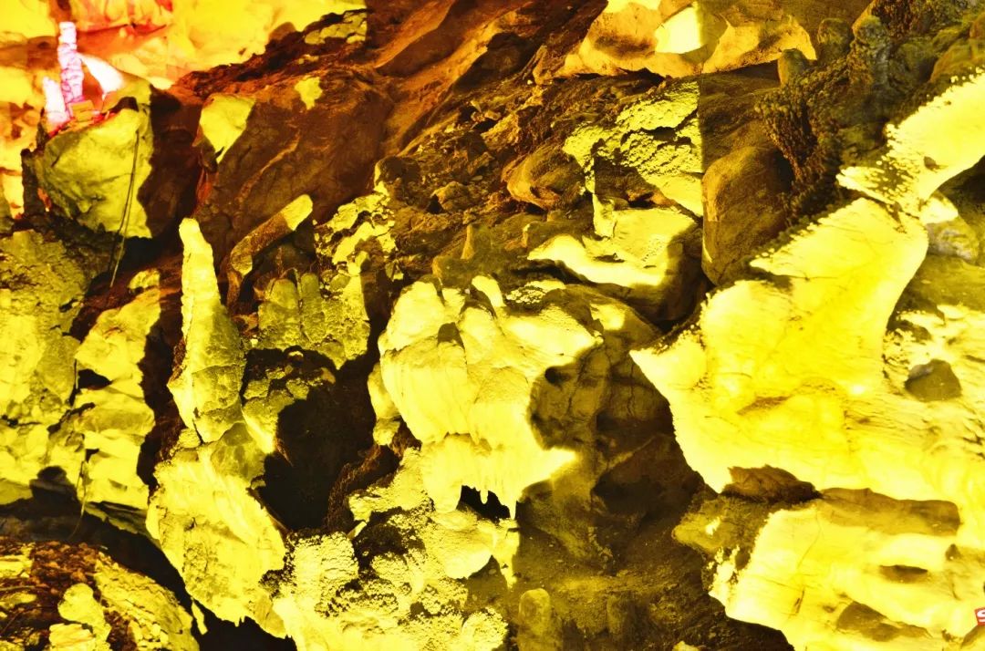 这里好好耍~周末到药王谷玩大人的摇摇船、玻璃水滑道、高空情侣桥、爱的丛林飞越……