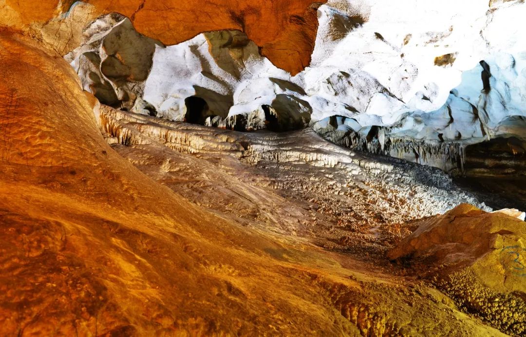 这里好好耍~周末到药王谷玩大人的摇摇船、玻璃水滑道、高空情侣桥、爱的丛林飞越……