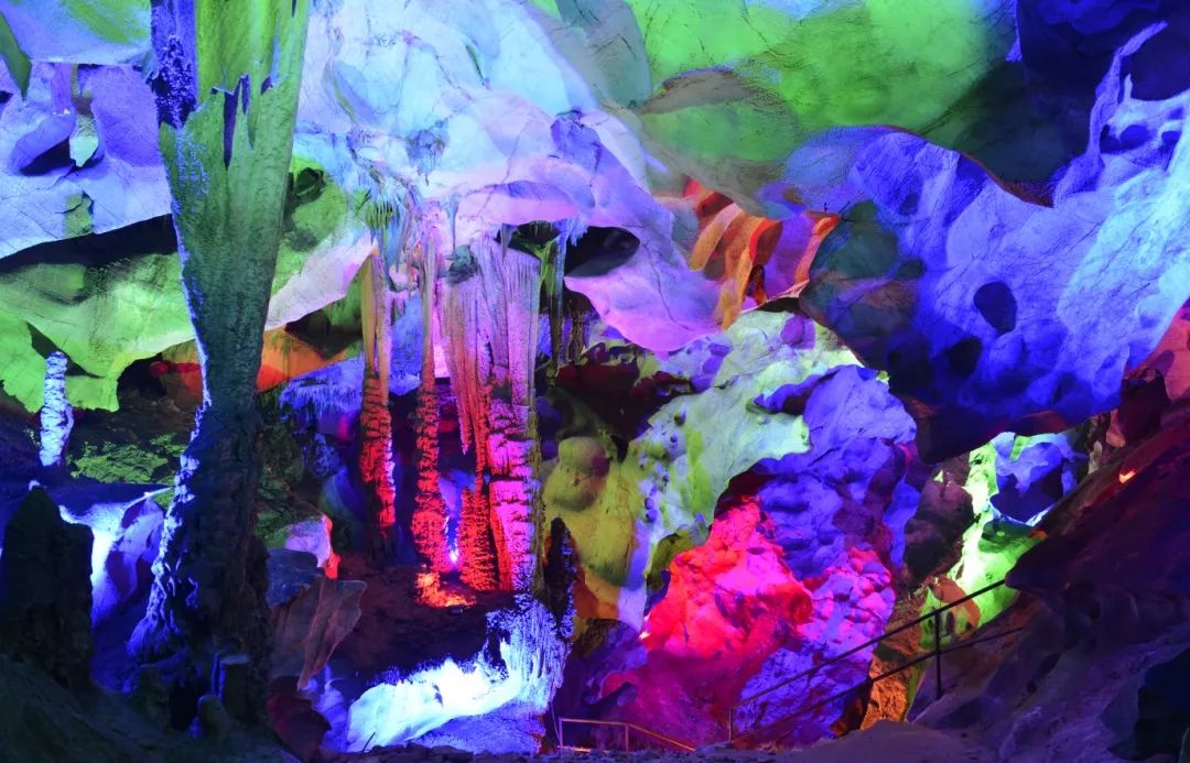 这里好好耍~周末到药王谷玩大人的摇摇船、玻璃水滑道、高空情侣桥、爱的丛林飞越……