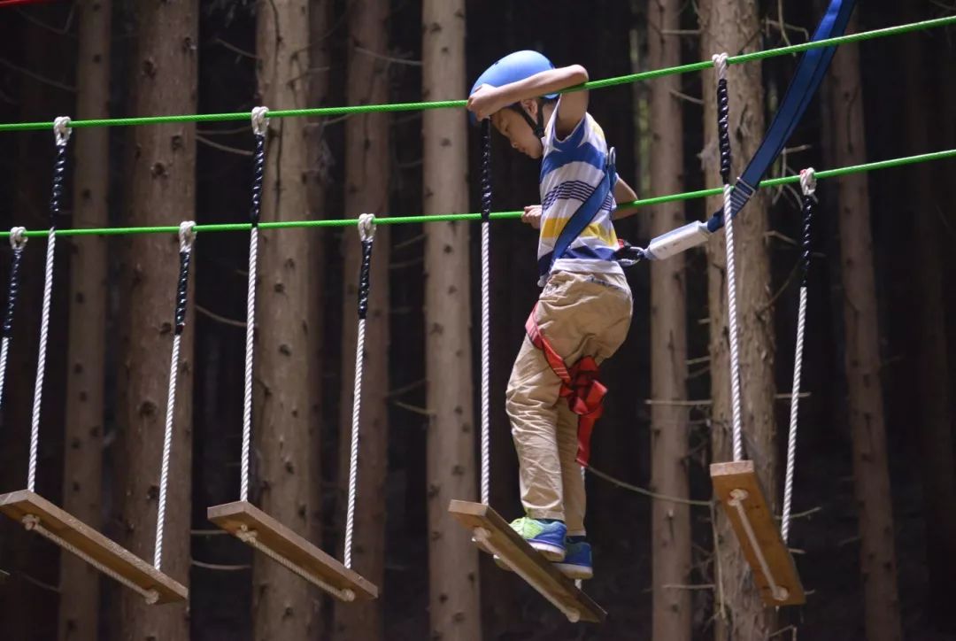 这里好好耍~周末到药王谷玩大人的摇摇船、玻璃水滑道、高空情侣桥、爱的丛林飞越……