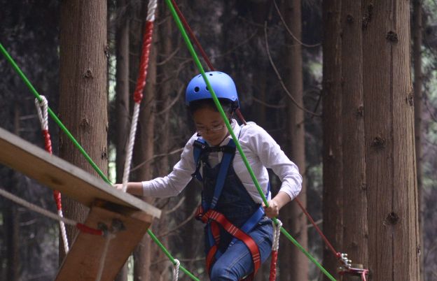 这里好好耍~周末到药王谷玩大人的摇摇船、玻璃水滑道、高空情侣桥、爱的丛林飞越……