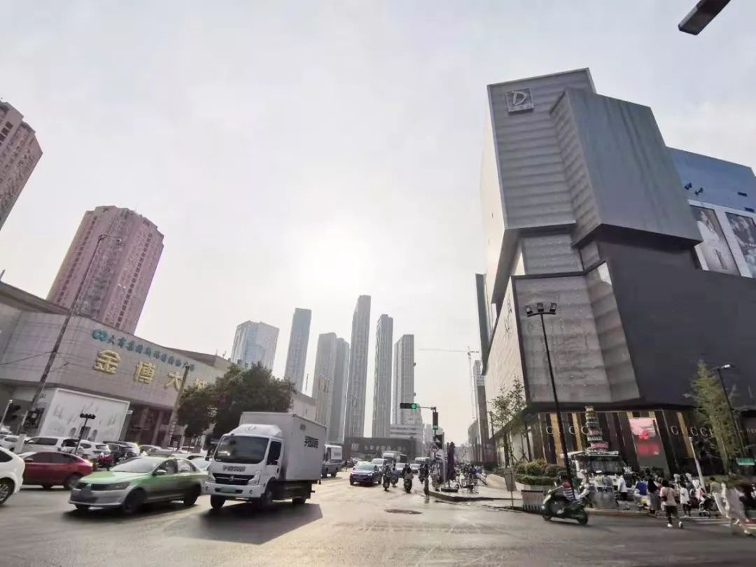 郑州二七广场对比成都,西安郑州同为新一线城市