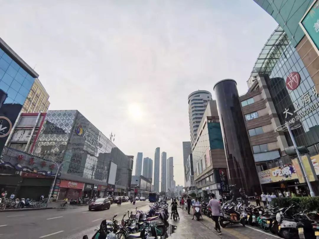 郑州二七广场对比成都,西安郑州同为新一线城市