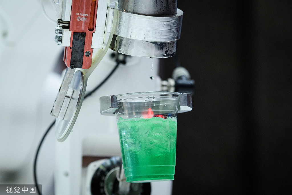 国外调酒机器人视频,顶级智能机器人调酒视频