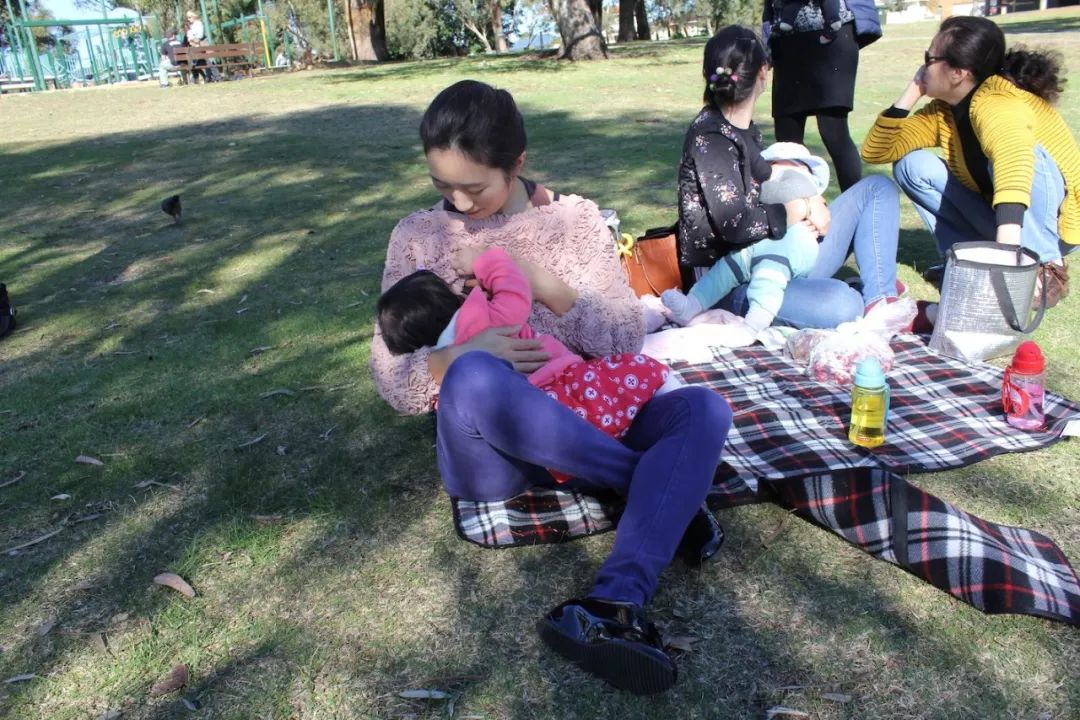 如何看待公共场所喂养母乳,公共场所母乳喂养的利与弊