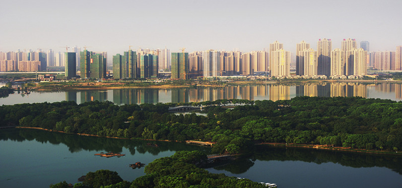 卧龙地产最新公告,卧龙地产负债分析