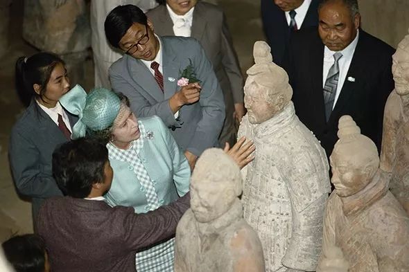 兵马俑让老外震惊,兵马俑每天都在挖吗真的假的