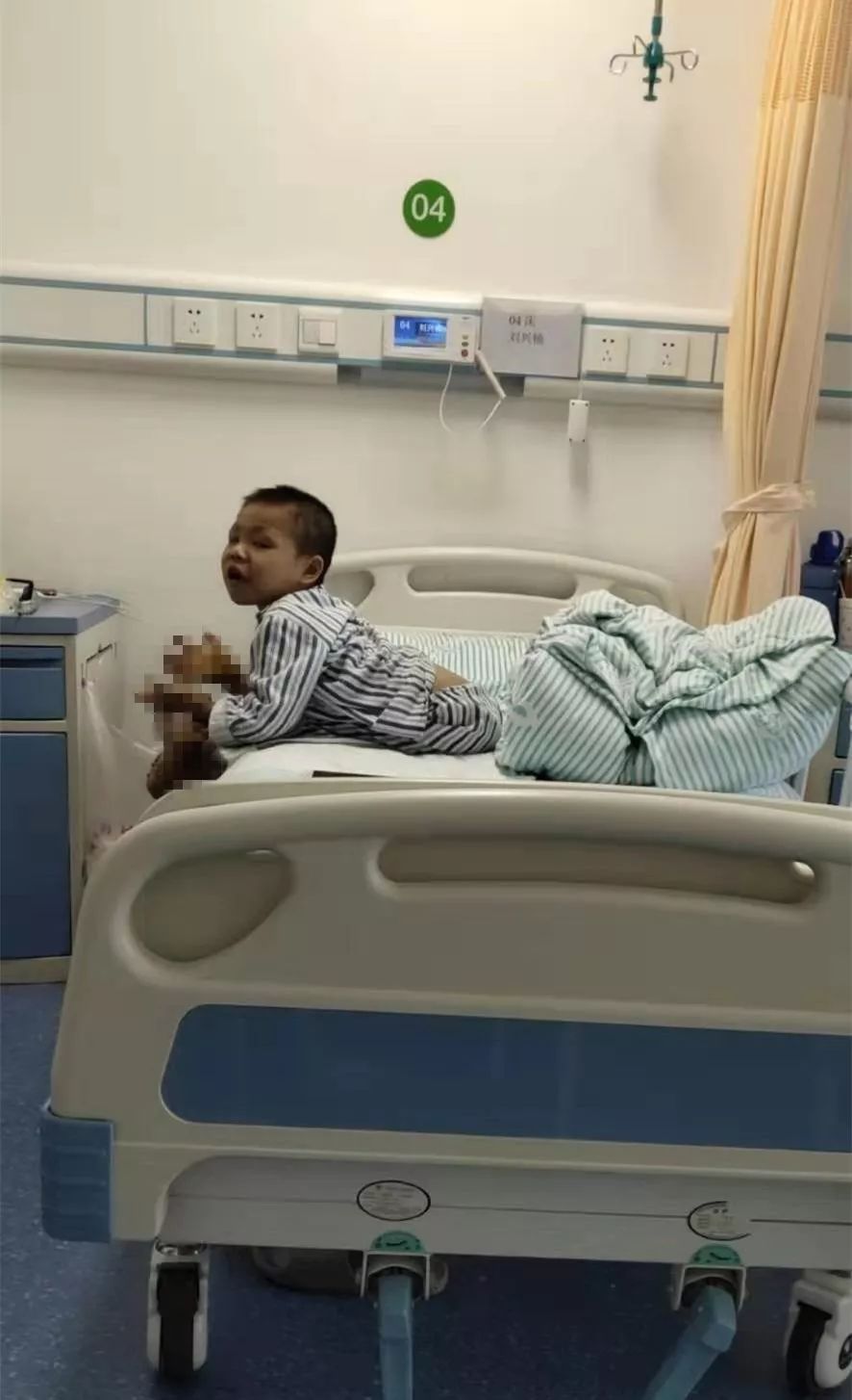 容县太和村小男孩硬皮病治好没有,容县树皮男孩后续