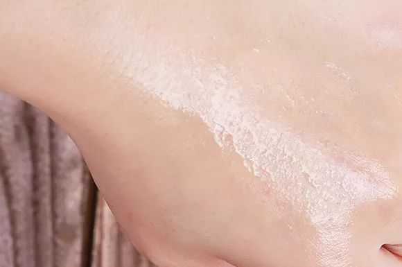 容颜定格14岁的她，活成了世上最美女人！法国人用了半世纪的“花水”，好用到疯抢