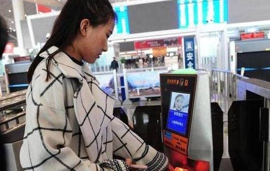 重庆西站进站刷脸,重庆西站可以刷身份证上车了吗