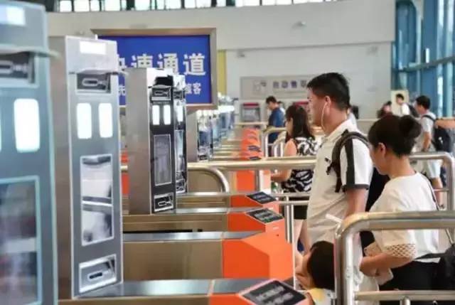 重庆西站进站刷脸,重庆西站可以刷身份证上车了吗
