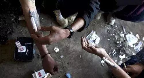 让人瞠目结舌的另类吸毒方式：塞肛门、抹神油、贴膏药……