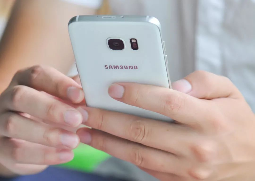 欠债200亿！又有金融平台出事，数百人现场讨说法；顶着台风去“抢房”，这地儿楼市火了；38款智能门锁抽检都不合格，谁还敢用？