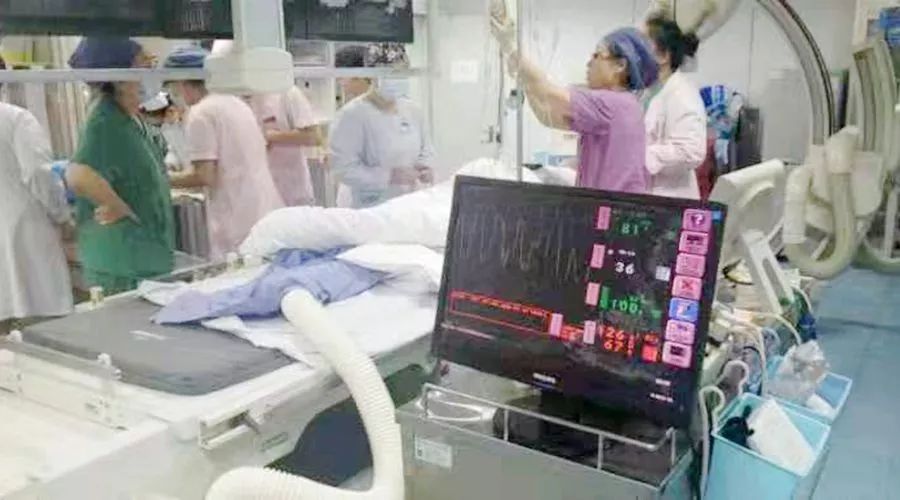 致敬医护人员庆祝中国医师节,医务人员致敬医师节