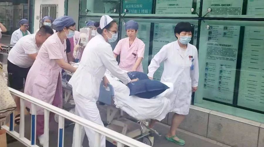 致敬医护人员庆祝中国医师节,医务人员致敬医师节