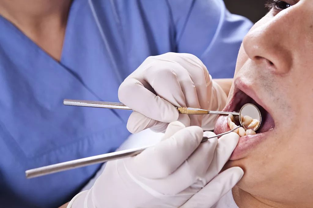 已换牙牙缝大最好的解决方案,45岁以后牙缝大塞牙如何修复