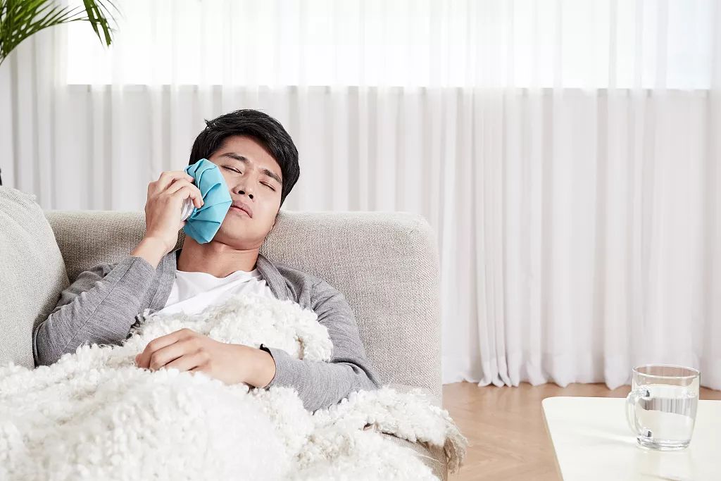 已换牙牙缝大最好的解决方案,45岁以后牙缝大塞牙如何修复