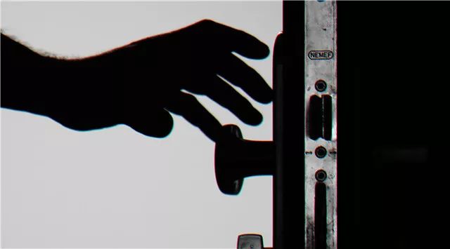 被困火场逃生,火场逃生时应朝什么方向