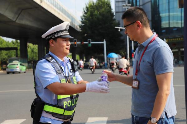 纯悦矿泉水一瓶1.5升,纯悦矿泉水送水杯