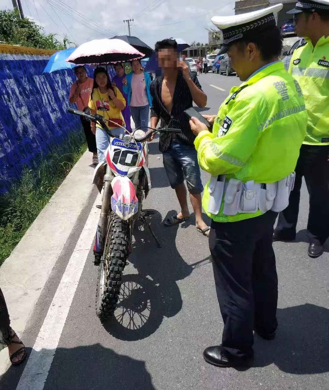 胆真肥！不甘“赛摩”被查扣，男子偷偷*锁撬**“推走”