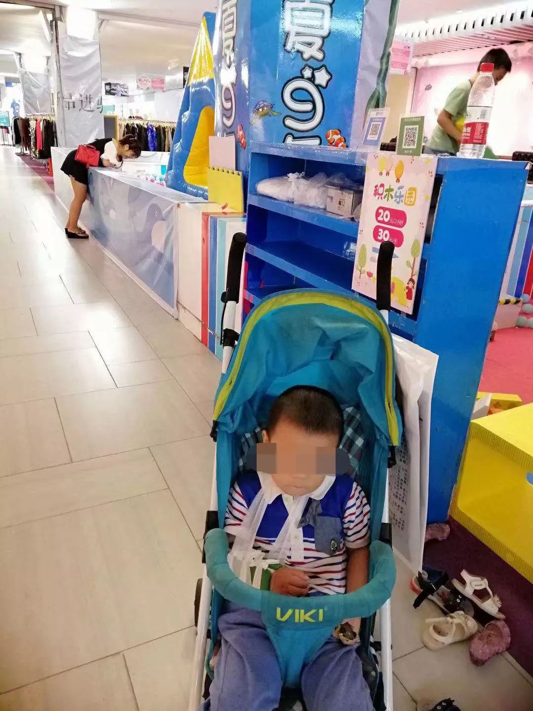 广西一两岁男童在游乐场摔致骨折！家长索赔，游乐场回复…